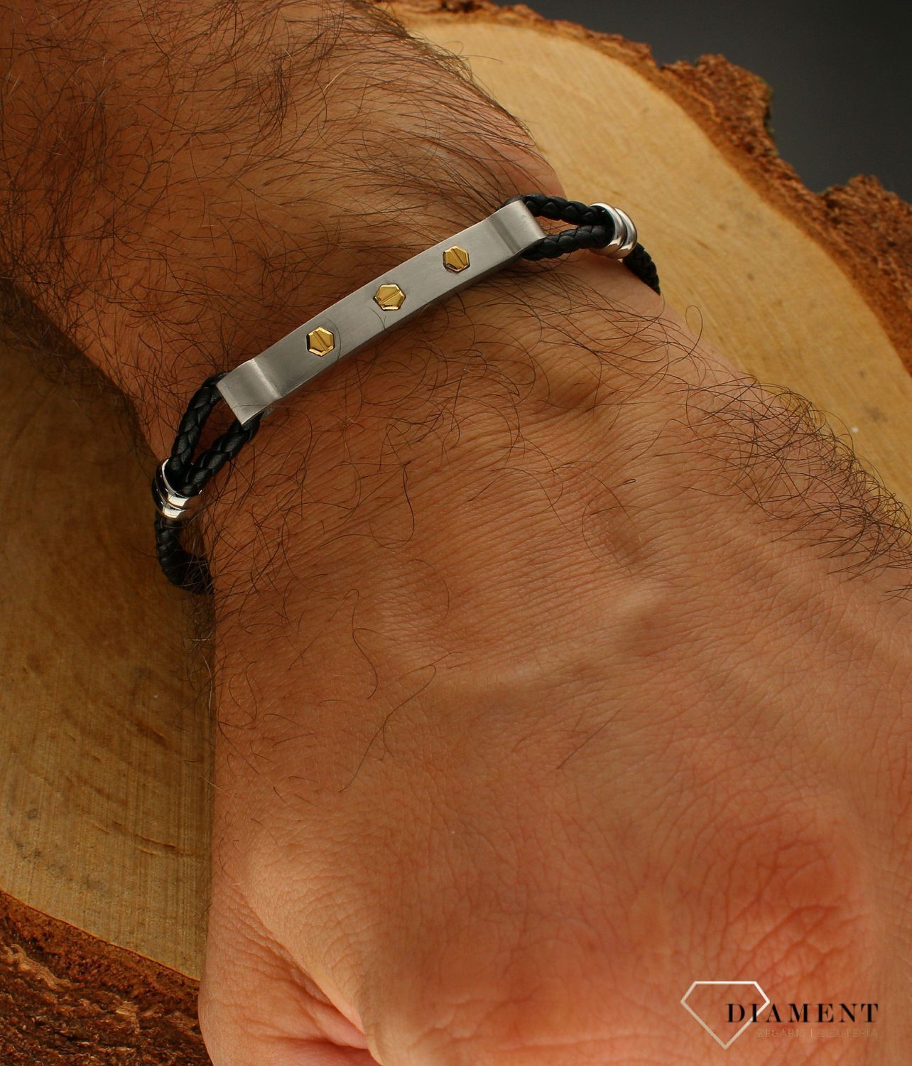 Bransoletka męska Nomination Italy Manvision czarna skórzana ze złotymi śrubkami 133003 001.  Bransoletka z czarnej skóry i stali szlachetnej z eleganckimi detalami w złotym kolorze. Bezpieczne zapięcie na zatrzask ze srebrn.jpg